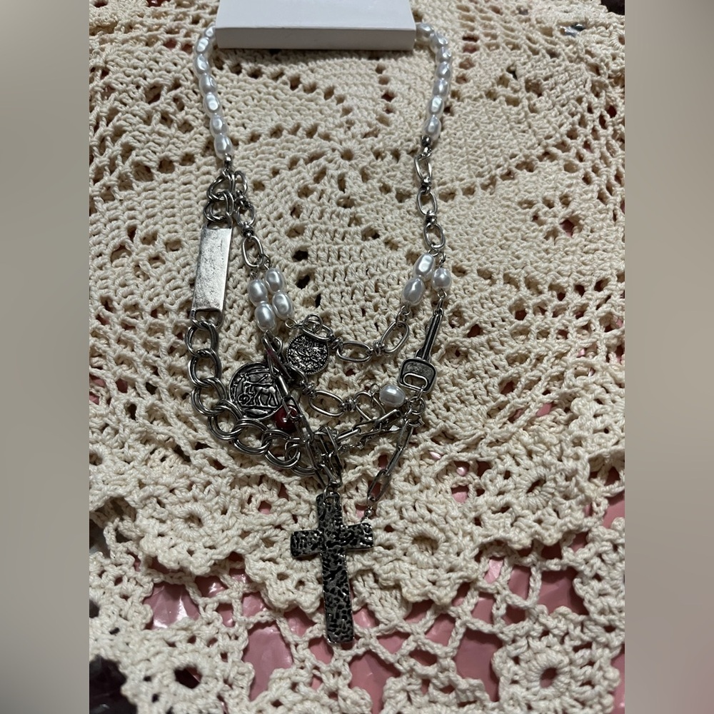 Boutique by BKE Silver and White Cross Pendant Necklace 15” New